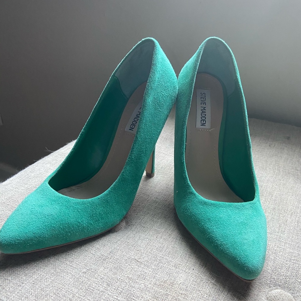 Steve Madden suede pumps